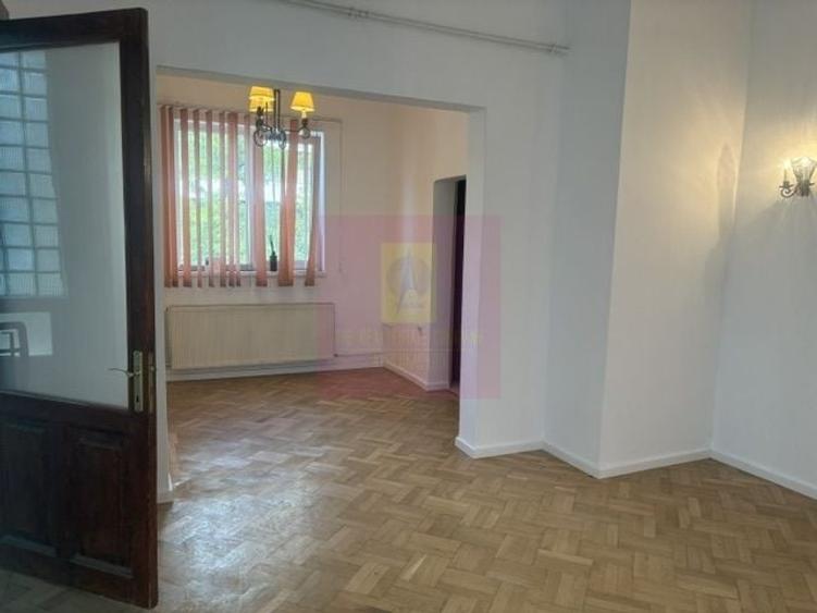 Apartament cu 3 camere semidecomandat în Cotroceni