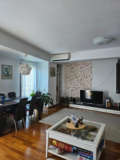 Penthouse cu 7 camere decomandat, mobilat în Titan
