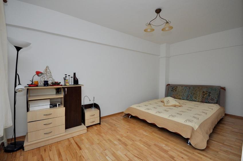 Apartament cu 3 camere semidecomandat în Militari