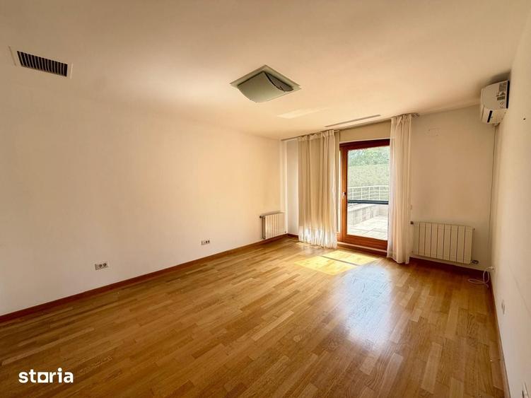 Casă cu 5 camere cu Teren 460 Mp în Central