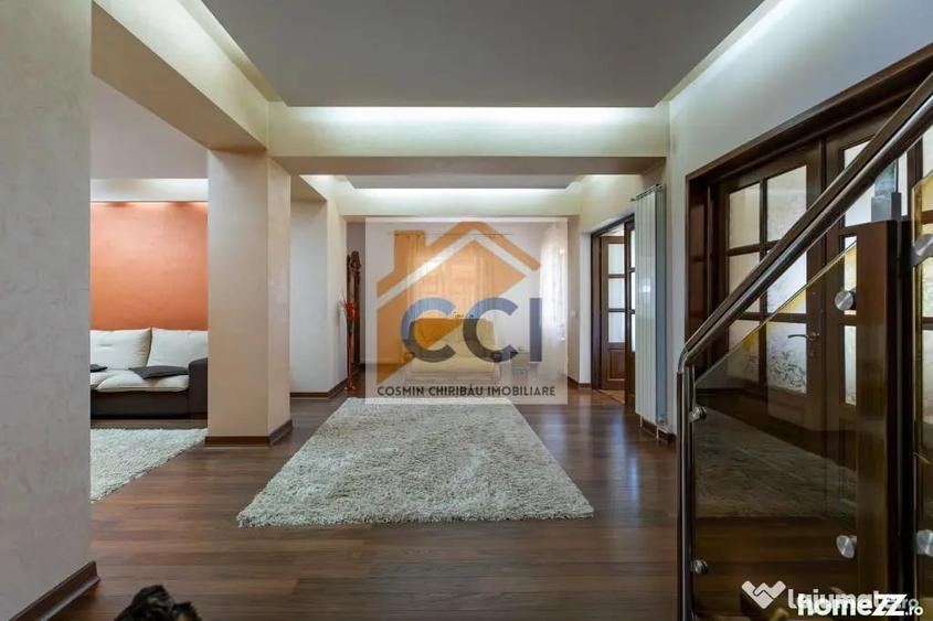 Casă cu 7 camere cu Teren 397 Mp în Central