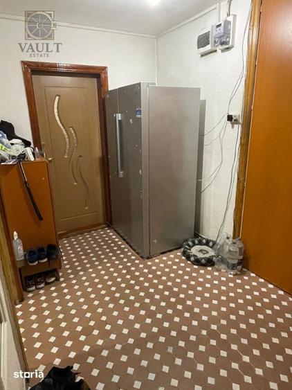 Apartament cu 3 camere semidecomandat în Rahova