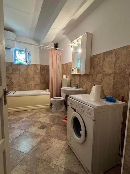 Casă individuală cu 6 camere cu Canalizare în Lazu