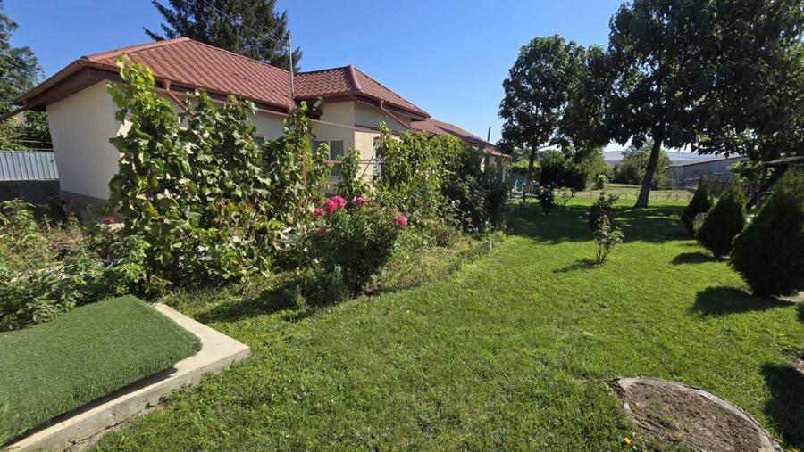Casă cu 3 camere cu Teren 2000 Mp în Păcii