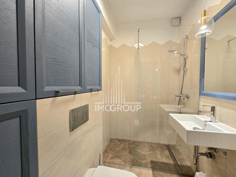 Apartament cu 4 camere semidecomandat, mobilat în Central