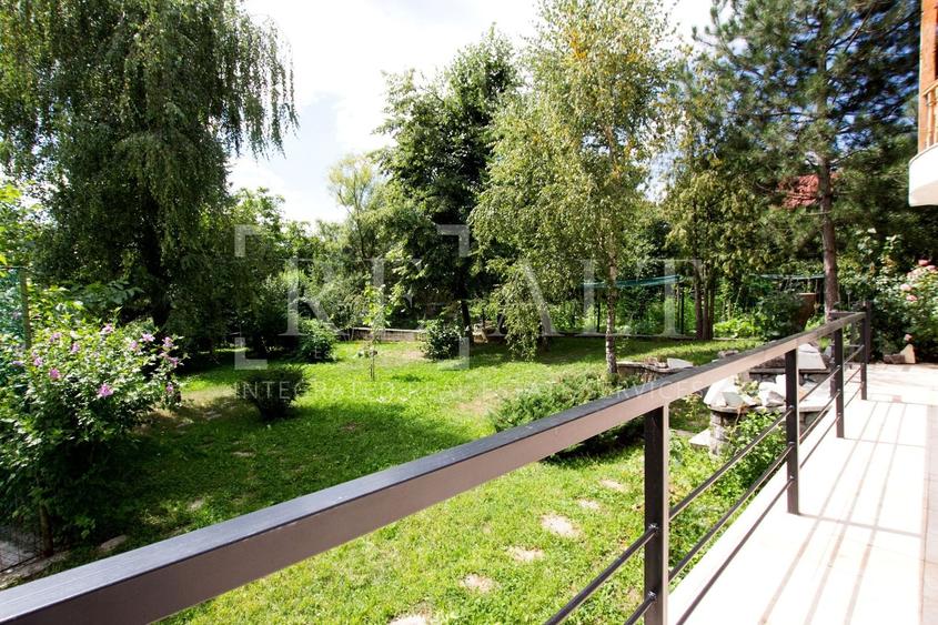 Casă individuală cu 10 camere cu Canalizare în Central