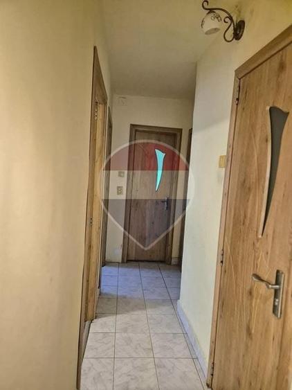 Apartament cu 4 camere decomandat, mobilat în Central