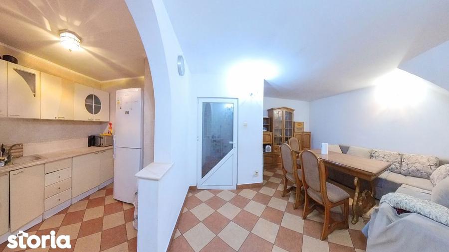 Casă cu 6 camere cu Garaj în Tractorul