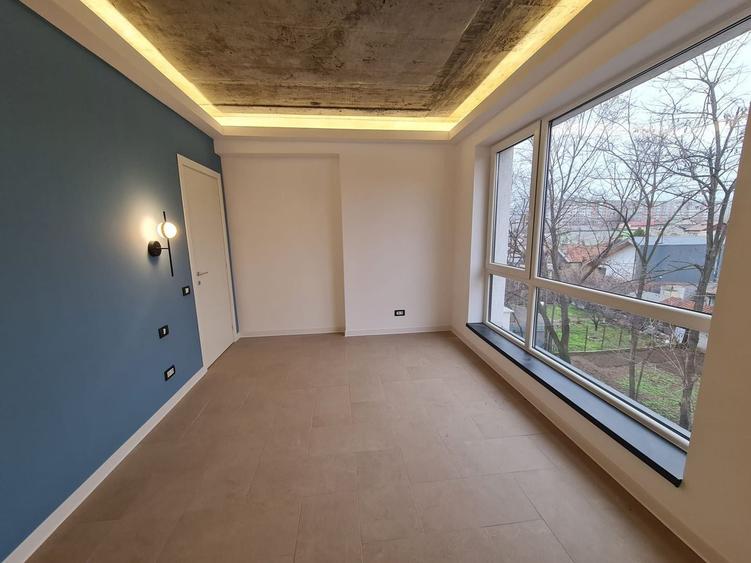 Apartament cu 3 camere semidecomandat în Colentina