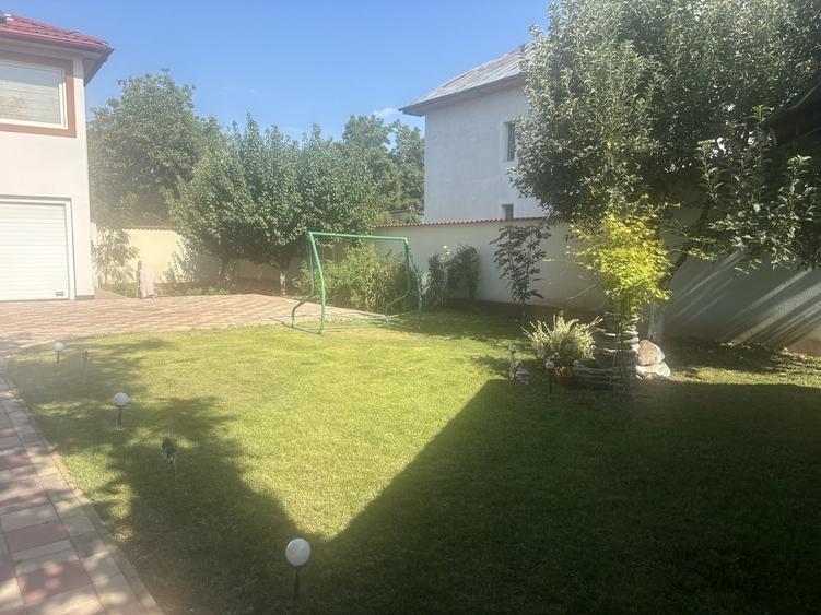 Casă cu 7 camere cu Teren 1000 Mp în Central