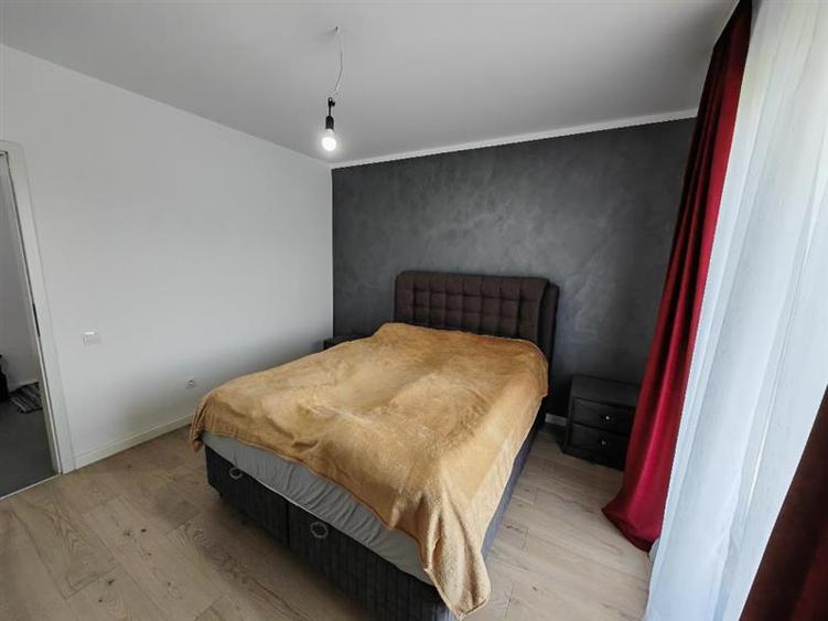 Apartament cu 3 camere decomandat, mobilat în Tractorul