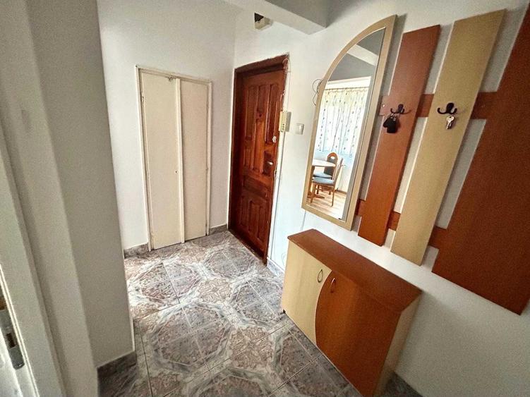 Apartament cu 3 camere semidecomandat în Cetate