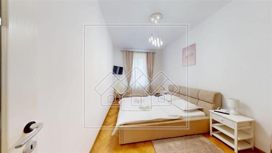 Apartament cu 3 camere semidecomandat în Central