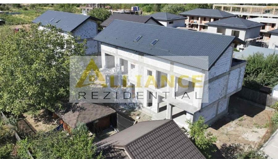 Duplex cu 5 camere cu Canalizare în Est