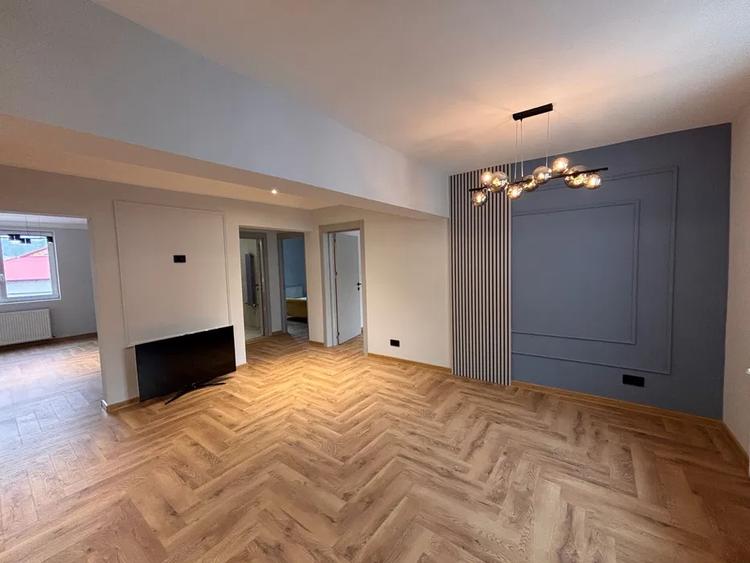 Apartament cu 3 camere decomandat în Precista