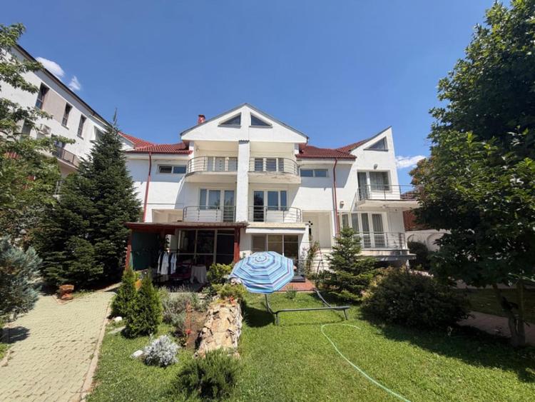 Casă cu 5 camere cu Teren 1100 Mp în Central