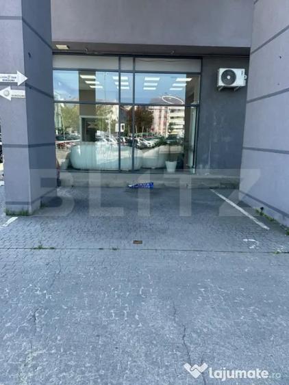Apartament cu 3 camere semidecomandat în Independenței