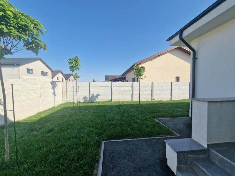 Casă individuală cu 4 camere cu Canalizare în Domnești