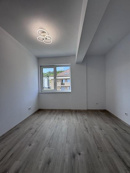 Apartament cu 5 camere semidecomandat în Central