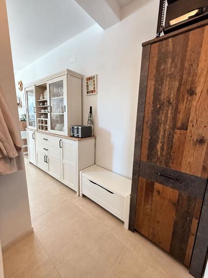 Apartament cu 3 camere semidecomandat, mobilat în Dumbrăvița