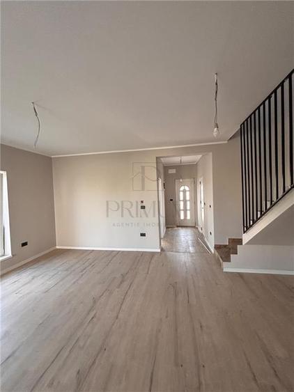 Duplex cu 4 camere cu Canalizare în Moșnița Nouă
