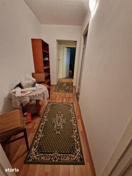 Apartament cu 3 camere semidecomandat în Girocului