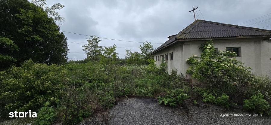 Casă cu 10 camere cu Teren 10000 Mp în Mihai Eminescu