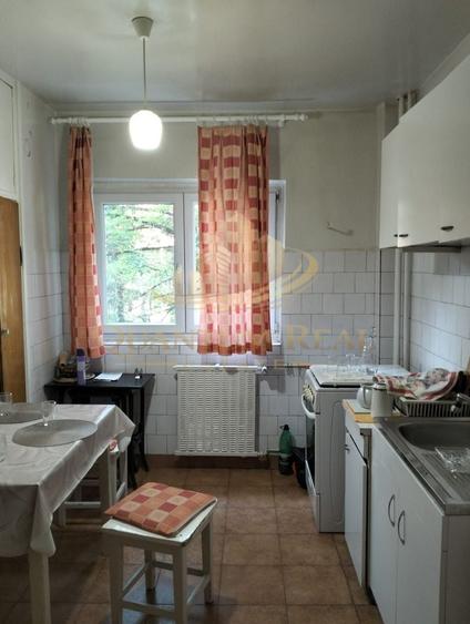 Apartament cu 3 camere semidecomandat în Moșilor