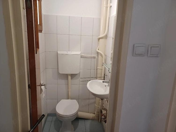 Apartament cu 3 camere semidecomandat în Centrul Civic