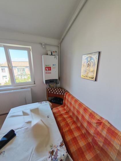 Apartament cu 3 camere semidecomandat în Km 4-5