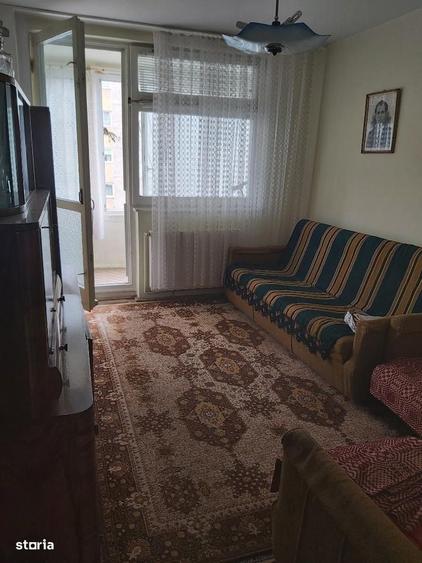 Apartament cu 3 camere semidecomandat în Centrul Civic
