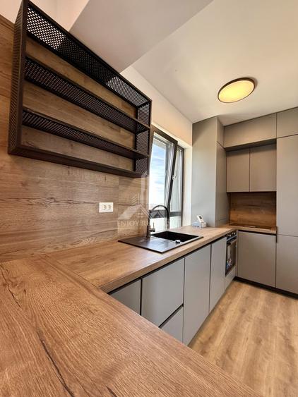 Penthouse cu 3 camere semidecomandat, mobilat în Prelungirea Ghencea