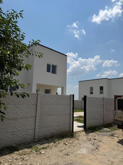 Casă individuală cu 5 camere cu Teren 500 Mp în Malu Mare