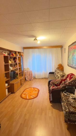 Apartament cu 3 camere semidecomandat în Militari