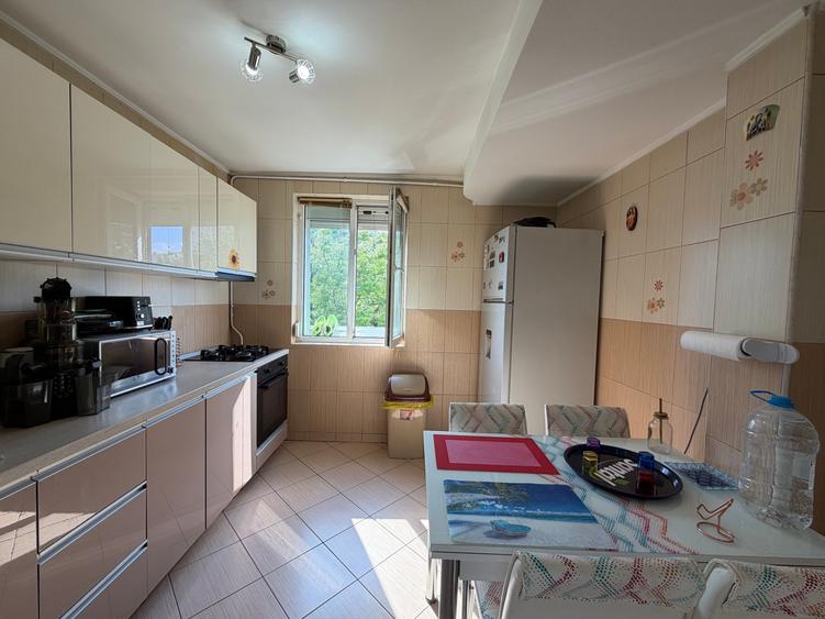 Apartament cu 3 camere semidecomandat, mobilat în Titan