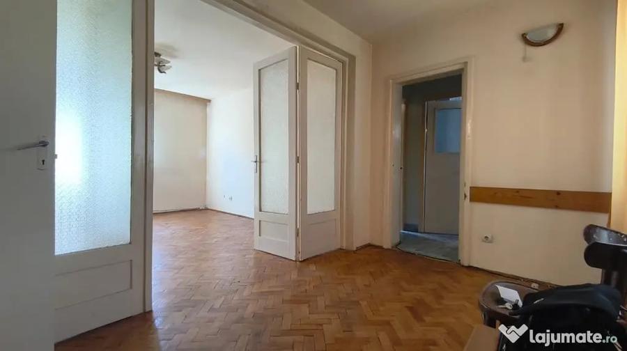 Apartament cu 4 camere semidecomandat în Piața Centrală
