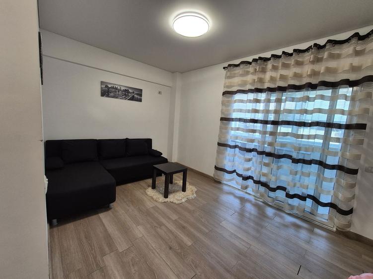 Garsonieră decomandată în Roșu