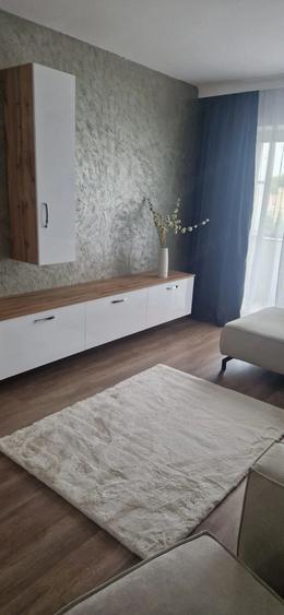 Apartament cu 3 camere decomandat în Exterior Vest