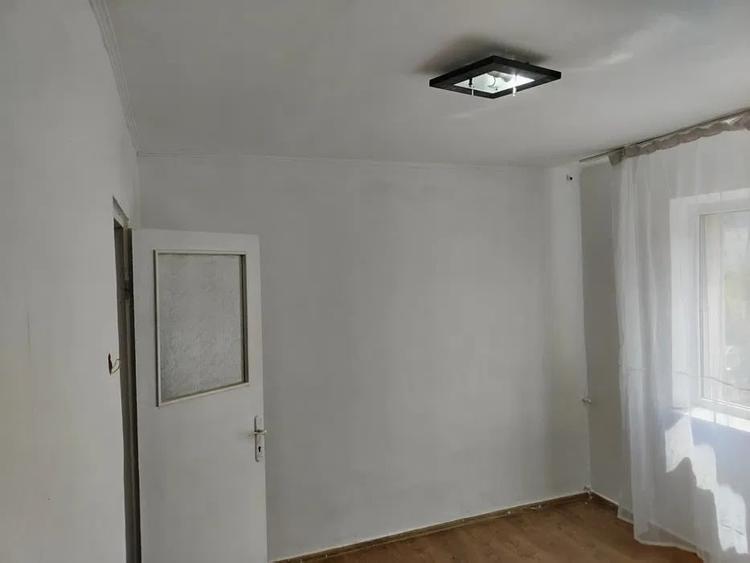 Garsonieră decomandată, mobilată în Canta