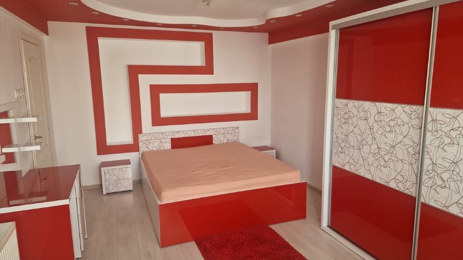 Apartament cu 3 camere decomandat în Calea București