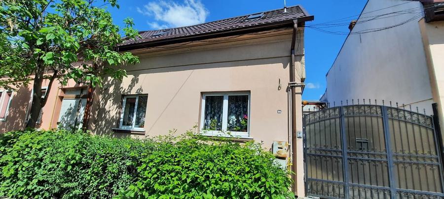 Casă individuală cu 7 camere cu Canalizare în Central