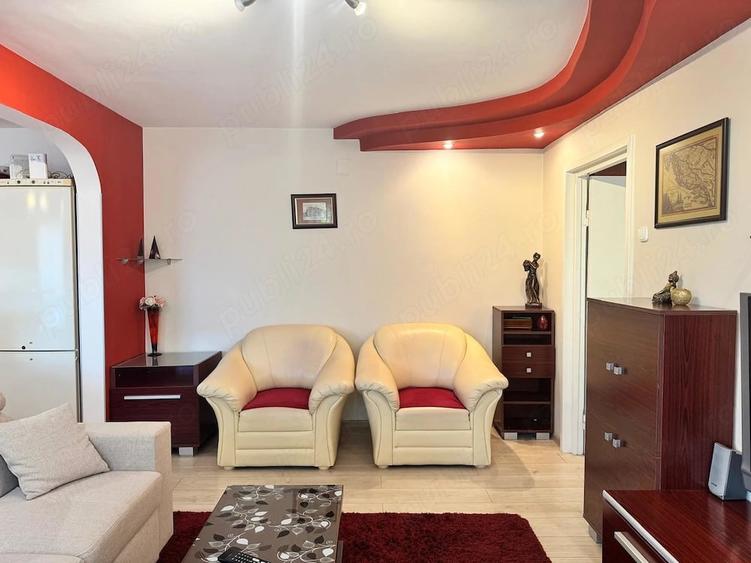 Apartament cu 3 camere semidecomandat în Rogerius