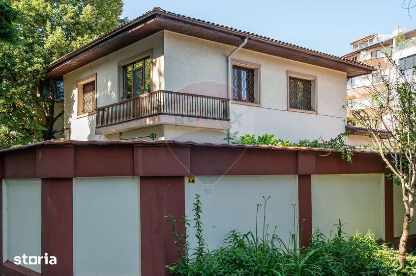 Casă cu 8 camere cu Teren 524 Mp în Aviatorilor