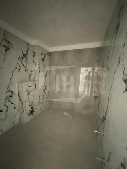 Apartament cu 3 camere semidecomandat în Florești