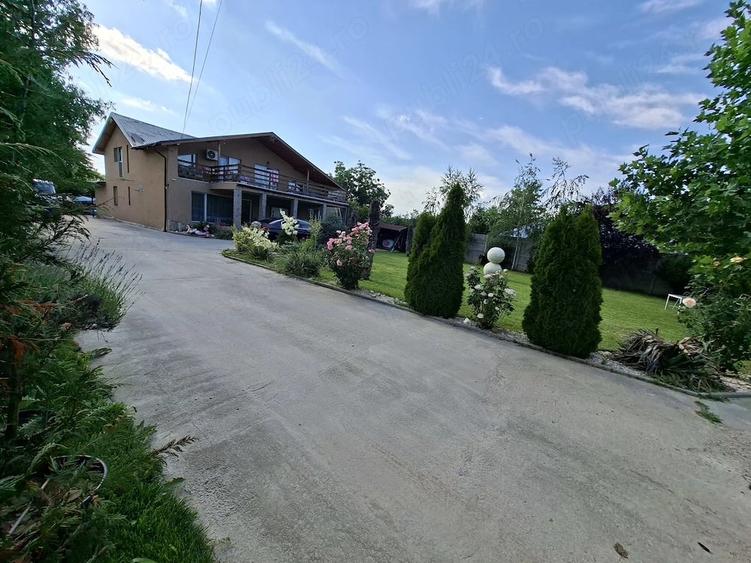 Casă cu 7 camere cu Teren 1440 Mp în Periș