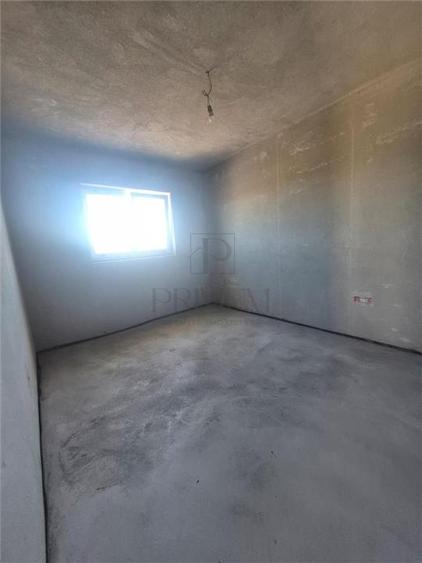 Casa individuala - despartita prin terasa - 4 benzi - zona excelenta - toate uti - 20