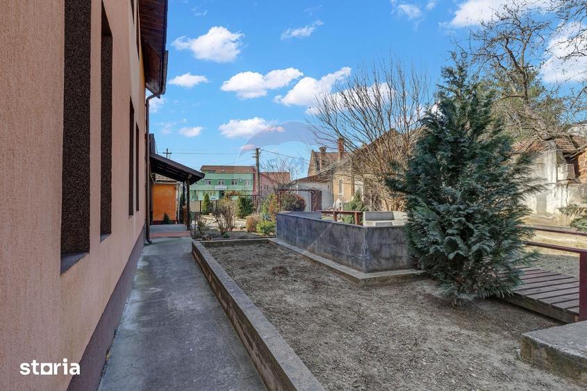 Casă cu 8 camere cu Teren 777 Mp în Ultracentral