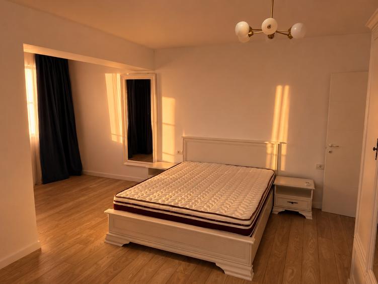 Apartament cu 3 camere decomandat, mobilat în Faleza Nord