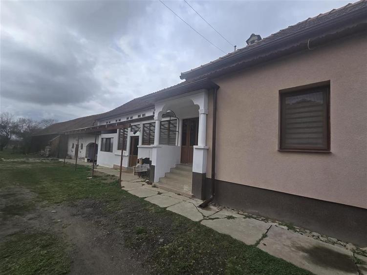 Casă individuală cu 5 camere cu Teren 2000 Mp în Recea