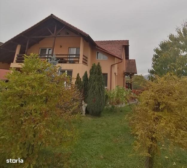 Casă cu 4 camere cu Teren 1000 Mp în Central